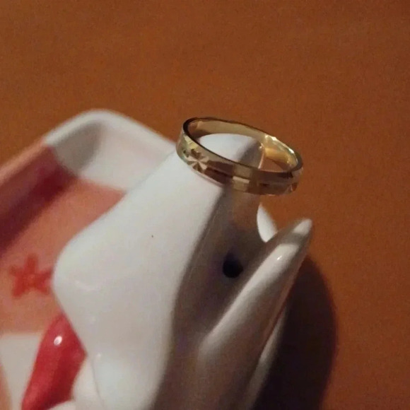 New yellow tone wedding band - Picture 7 of 7